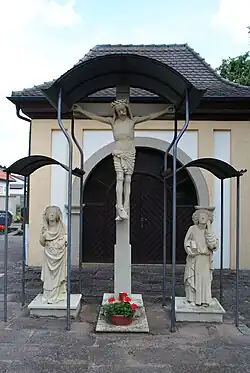 Die Kreuzigungsgruppe vor der Friedhofskapelle (Juni 2013)