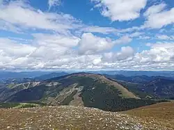 Blick vom Lärchkogel über den Kreuzsattel zum Eiblkogel