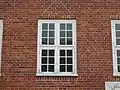Hölzernes Kreuzstockfenster mit nach außen aufschlagenden Fensterflügeln (Jan Boumann Haus im Holländischen Viertel, Potsdam)