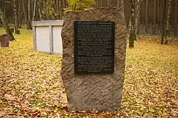 Gedenkstein an der Kriegsgräberstätte