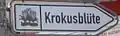 Straßenschild mit Hinweis auf die Krokusblüte