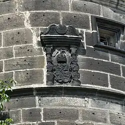 Wappen von Fürstbischof Johann Georg I. Zobel von Giebelstadt, darunter eine Bauinschrift aus dem Jahr 1580