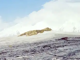 Blick auf den Velchev Rock mit den Tangra Mountains im Hintergrund