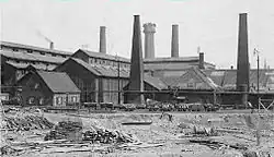 Vorn Baustelle des Turmhauses auf dem Gelände der abgetragenen Ersten Mechanischen Werkstatt, dahinter das Stammhaus und der Schmelzbau
