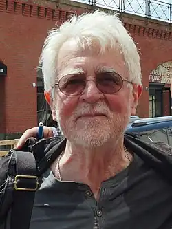 Gesicht ab Schulterblatt von vorn in Farbe.