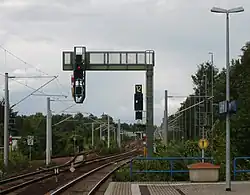 Signale Hp 0 (Halt) an dem Signalausleger (für linkes Gleis) und Ks 1 mit Zs 3 Fahrt mit 120 km/h und Fahrt erwarten (für rechtes Gleis), beide in Vor- und Hauptsignalfunktion in Dresden-Klotzsche, Zwischensignale der Strecke Richtung Görlitz