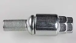 Kugelbund-Felgenschloss und zugehöriger Schlüssel (Adapter), letzterer mit 17 mm- und 19 mm-Sechskant