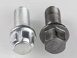 Kugelbund-Felgenschloss und normale Kugelbund-Radschraube der Größe M14 × 1,5 × 27 mm zum Vergleich