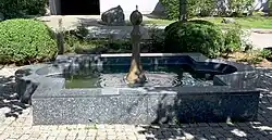 Brunnen mit Kugelsäule