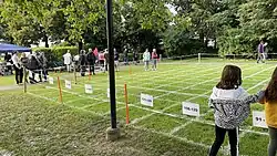 Kuhlottofeld in Bad Zurzach eingeteilt in 225 Felder die auf dem Rasen weiß markiert sind.