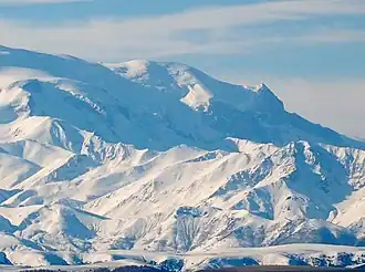 In der Mitte der Kjukjurtlju Dome, rechts die Westwand des Kjukjurtlju