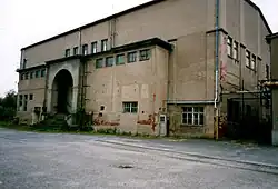 Ausgebaute Drehscheibe vor dem ehemaligen Kulturhaus, von rechts kommend das Werkbahngleis 7 (2004)