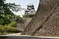 Eine ausgeprägte Dossierung ist typisch für die Grundmauern Japanischer Burgen, hier: Burg Kumamoto