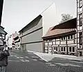 Kunsthaus Göttingen, Wettbewerbszeichnung (2016), rechts das Fachwerkhaus von 1310, Düstere Straße 6, jetzt „Günter Grass-Archiv“