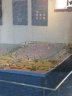 Der Türmersturm in einem Modell von Tauberbischofsheim um 1750, mit der damals etwa zehn Meter hohen Stadtmauer mit über 20 Türmen