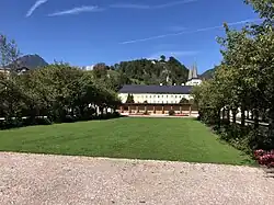 Kurpark, im Hintergrund die Turmspitzen der Stiftskirche