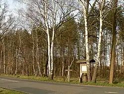 Die neu gestaltete Gedenkstätte mit dahinter liegendem, früheren Grenzverlauf, 2020