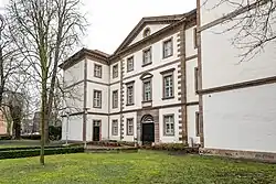 Ostfassade mit fensterlosen Seitenrisaliten (2018)