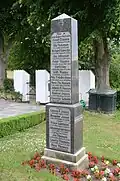 Gefallenendenkmal auf dem Friedhof (Vorderseite)