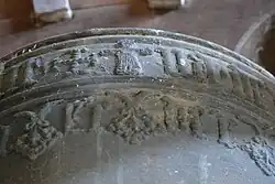 Relieffigur des Sankt Hulpe auf der Glocke von 1472 (oben mittig)