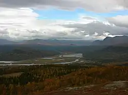 Gesamtansicht vom Hausberg Sjnjerak (888 m) aus