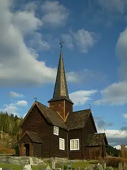 Foto einer dunkelbraunen Holzkirche