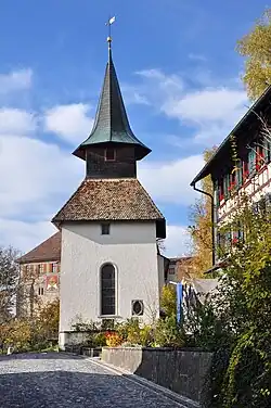 Das Dorfzentrum mit der Kirche, im Hintergrund Schloss Kyburg