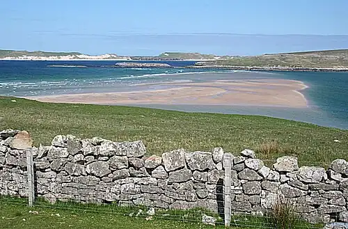 Eingang zum Kyle of Durness, Blickrichtung nach Osten zu Eilean Dubh und Faraid Head. Durch die Ebbeströmung beginnen die Sandbänke am Eingang trockenzufallen.