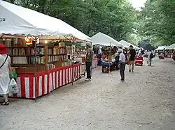 Jährlicher Verkauf alter Bücher beim Schrein, August 2005