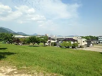 Viadukt der Kyūshū-Autobahn vom Mizuki-Schutzwall aus gesehen