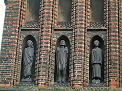 Skulpturen von Ernst Barlach an der Fassade des Katharineums