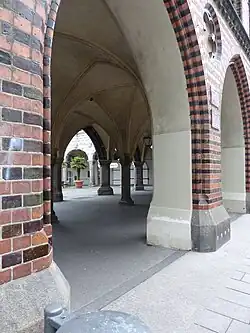 Offene Halle unter dem Langen Haus, von der neugotischen Arkade an der Breiten Straße zum Ratskeller