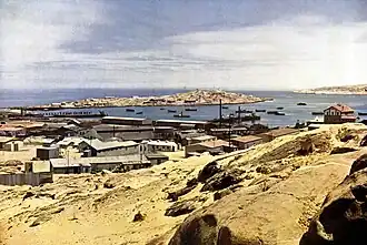 Blick über Lüderitz auf die Haifischinsel (um 1910)