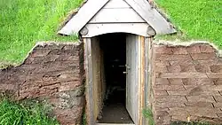 Eingang eines rekonstruierten Grassodenhauses