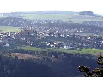 Blick auf Ziegelerden und Gehülz (im Hintergrund)
