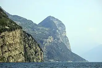 Der markante Monte Cas mit seinem steil abfallenden Bergrücken zum Westufer des Gardasee. Am Ufer ist unterhalb von Tignale der Prato della Fame zu erkennen.