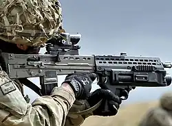 Spannschieber des L85A2 dient gleichzeitig als Hülsenabweiser