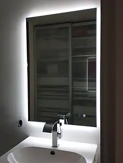 Spiegel mit LED-Licht­leisten an der Rücks­eite