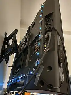 LED-Band an der Rück­seite eines Fernseh­geräts. Der benötigte Strom kommt aus dem USB-Ausgang des Fernseh­geräts.