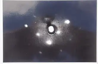 94-eV-LEED-Beugungsmuster einer mit CO bedeckten (100)-Platin-Rhodium-Oberfläche.