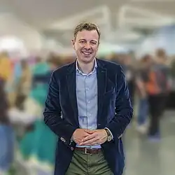 Das Foto zeigt ein Portrait des Landrates, der zum Betrachter schaut und lächelt