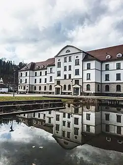 Frontansicht des Hauptgebäudes