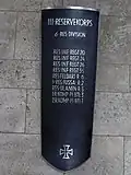 Bei Langemarck kämpfende Truppenteile der 6. Reserve-Division, aufgelistet auf einem Langspitzschild aus Blech