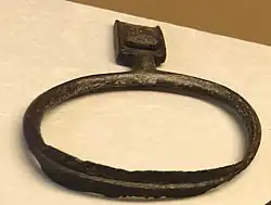 Awarischer Steigbügel, er verhalf den bewaffneten Reitern zu einem Übergewicht und leitete die Ablösung der Volksheere freier Bauern zugunsten einer elitären Reiterkriegerkaste ein