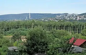 Blick von Süden auf den Bergrücken des Ardeygebirges im Hintergrund mit der höchsten Erhebung Auf dem Heil
