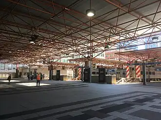 Querhalle und Bahnsteige des Bahnhofs