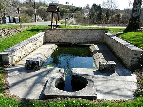 Waschbecken (Lavoir) am Ortseingang