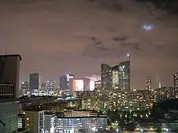 La Défense bei Nacht.