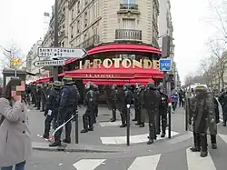Die Compagnies Républicaines de Sécurité bewachen das Café de la Rotonde in Paris am 15. März.