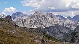 Ladd Peak (Bildmitte) mit Mount Whitecap (unmittelbar rechts) und Gannett Peak (im Hintergrund links)